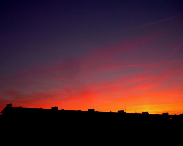 Foto silhueta de estruturas construídas ao pôr-do-sol