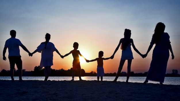 Foto silhueta de família ao pôr do sol