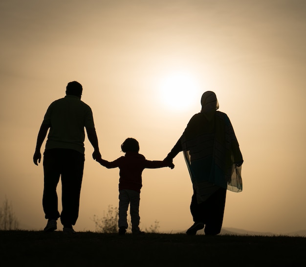 Silhueta de família feliz, segurando as mãos um do outro