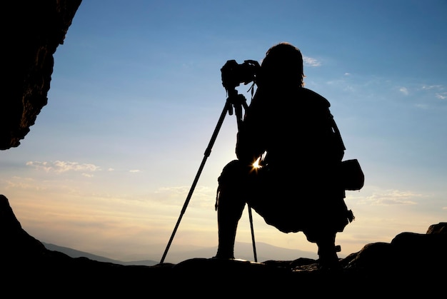 Silhueta de fotógrafo na montanha Elemento de design