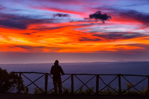 Silhueta de homem ao pôr do sol