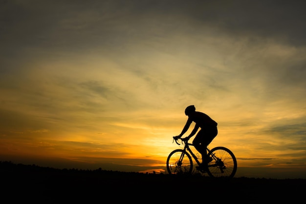 silhueta de homem com bicicleta