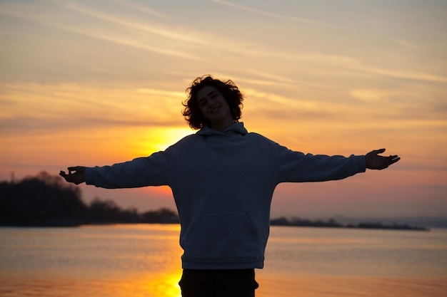 Foto silhueta de homem de tiro médio ao pôr do sol