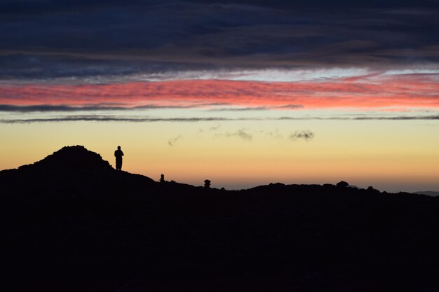 Silhueta de montanhas contra o céu durante o pôr-do-sol