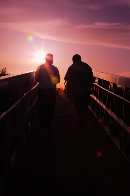 Foto silhueta de mulher ao pôr-do-sol