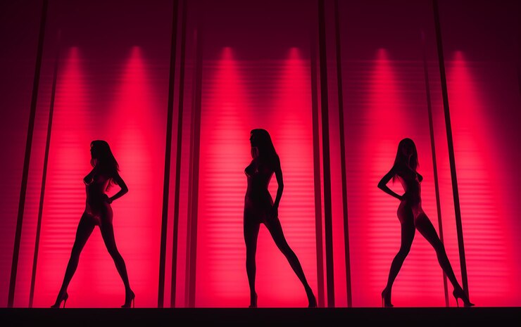 Foto silhueta de mulher dançando no escuro com um conceito de fundo de dança de luz de aro