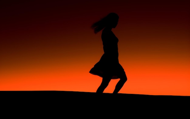 Foto silhueta de mulher dançando no escuro com um conceito de fundo de dança de luz de aro