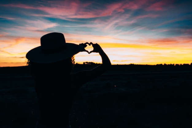 Foto silhueta de mulher por do sol lindo