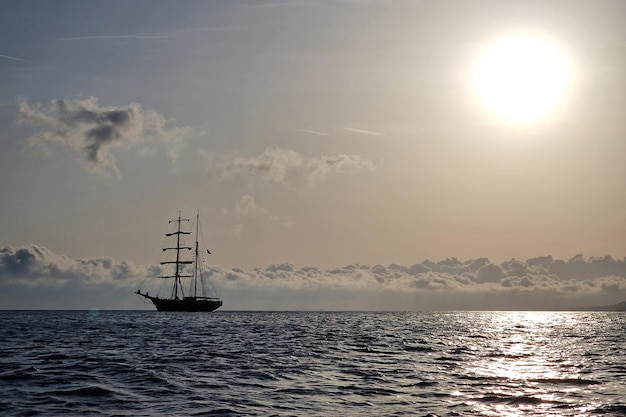 Silhueta de navio antigo ao pôr do sol