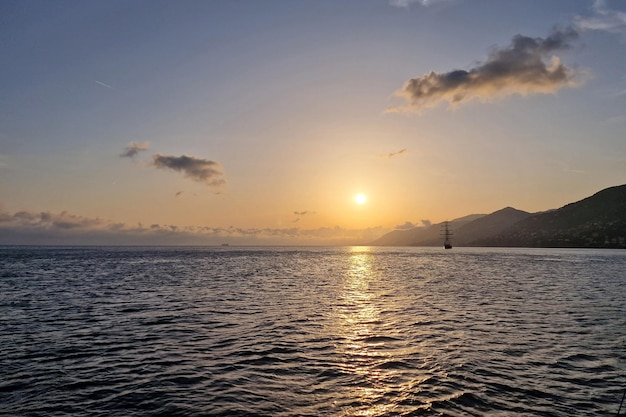 Silhueta de navio antigo ao pôr do sol