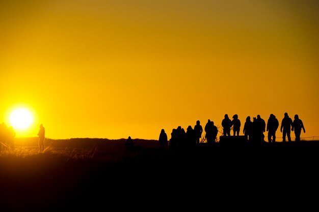 Foto silhueta de pessoas ao pôr-do-sol