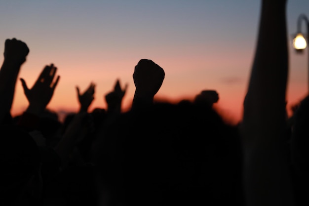 Silhueta de pessoas contra durante o pôr do sol