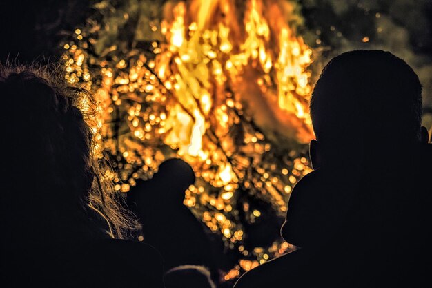 Foto silhueta de pessoas de pé à noite