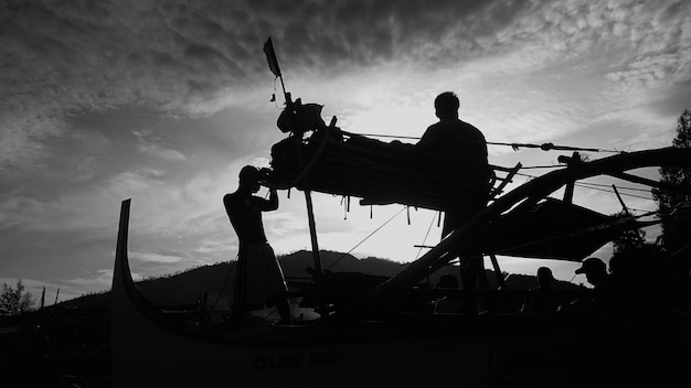 Foto silhueta de pessoas em um barco