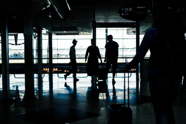 Silhueta de pessoas no aeroporto