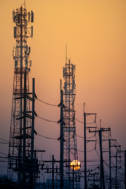 Silhueta de poste elétrico de alta tensão no céu pôr do sol