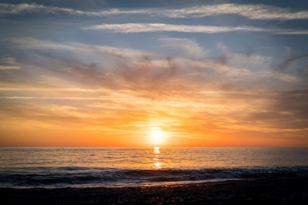 Foto silhueta de praia vazia no pôr do sol