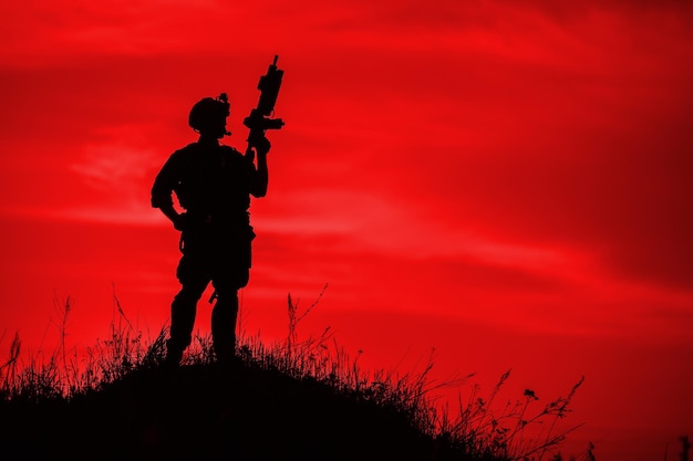 Foto silhueta de soldado com riflexaxa