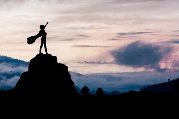 Silhueta de sucesso confiante e vencedor ou realização no conceito de negócios confiante e ganhador no conceito de negócio bem sucedido pessoas confidenciais super garota de pé e mostrar a mão para celebrar