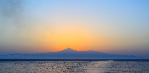 Silhueta de tenerife ao amanhecer, ilhas canárias