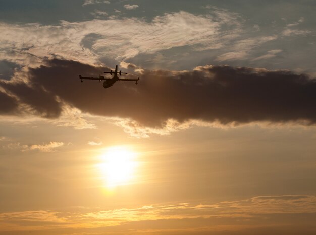 Silhueta de um avião ao pôr do sol.