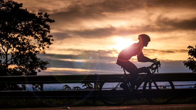 Silhueta de um ciclista Ciclista andando de bicicleta em uma montanha ao nascer do sol Doi Suthep Chiang mai