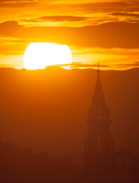 Foto silhueta de um edifício contra o céu durante o pôr-do-sol