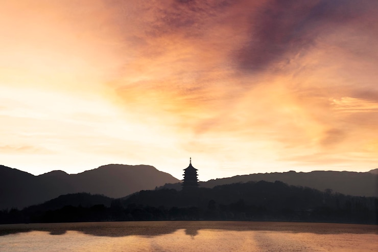 Foto silhueta de um edifício contra o céu nublado durante o pôr-do-sol
