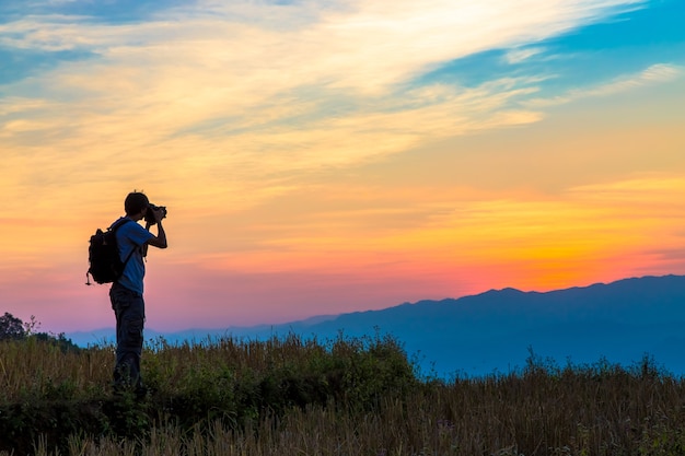 Silhueta de um fotógrafo durante o pôr do sol