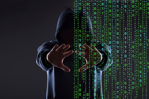 Silhueta de um hacker no capô em um fundo preto, conceito de realidade vs espaço cibernético