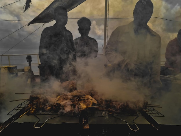 Foto silhueta de um homem de pé ao lado da fumaça