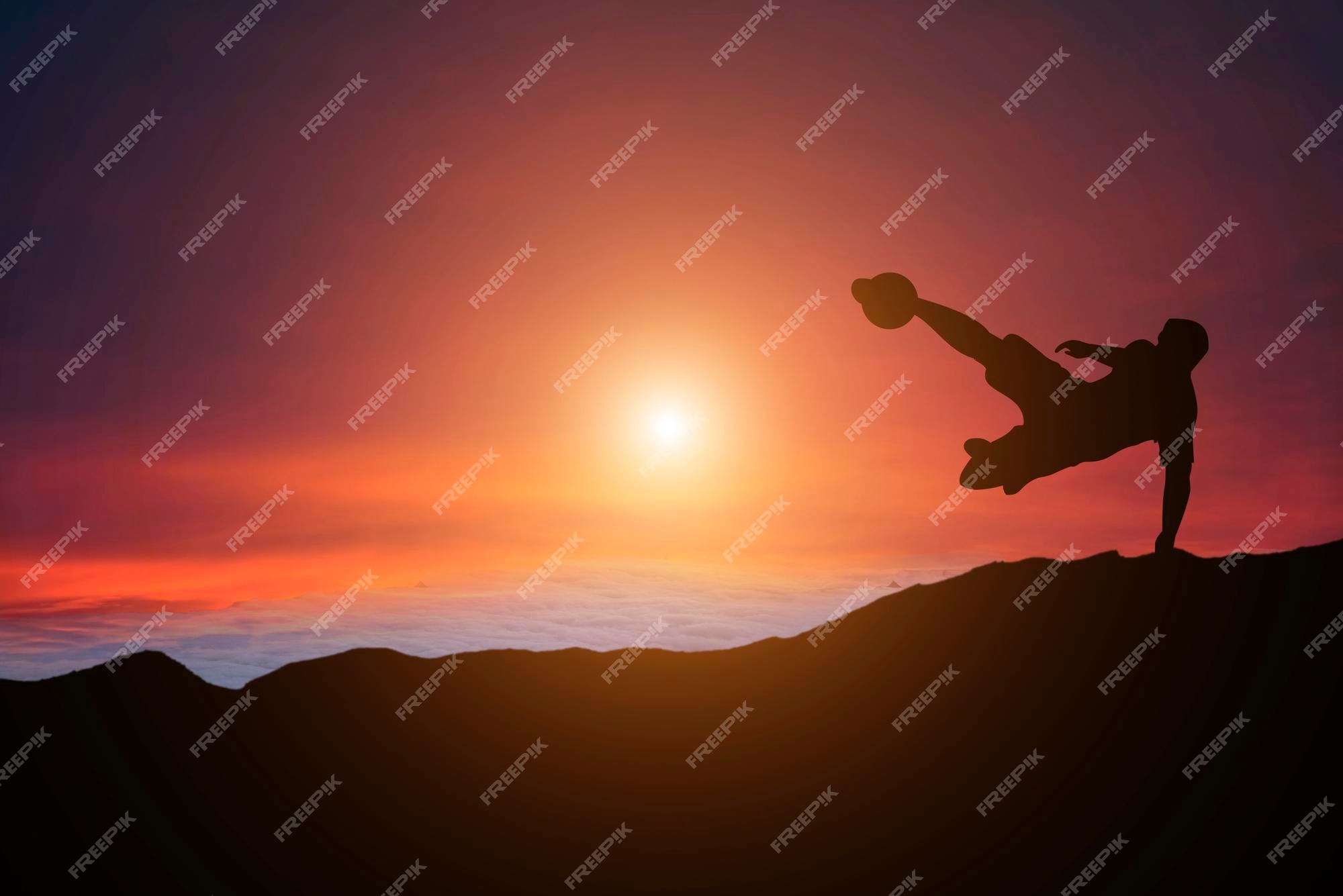 Silhueta de um homem jogando futebol na hora de ouro, por do sol., Foto  Grátis