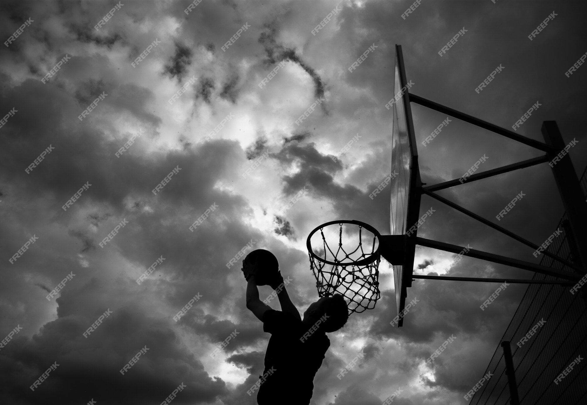 Silhueta De Jogador De Basquete Com Bola Em Branco Imagem de Stock - Imagem  de jogo, pessoa: 222978953