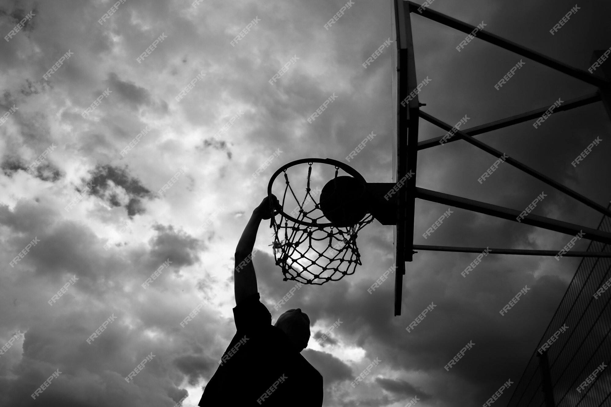 Silhueta De Jogador De Basquete Com Bola Em Branco Foto de Stock - Imagem  de silhueta, jogar: 223074486