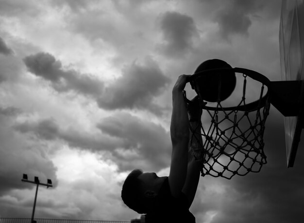 Silhueta De Jogador De Basquete Com Bola Em Branco Foto de Stock - Imagem  de silhueta, jogar: 223074486