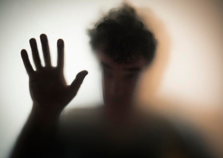 Foto silhueta de um homem tocando vidro esmaltado