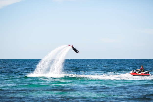 Silhueta de um piloto de fly board no mar