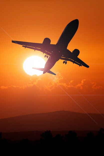 Silhueta de uma história de voo de passageiros com turistas pousando no aeroporto Avião pousando ao pôr-do-sol Avião de passageiros está pousando na pista do aeroporto no início da manhã na hora do nascer do sol