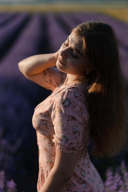 Foto silhueta de uma mulher num campo de lavanda