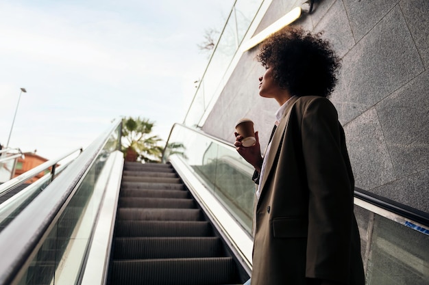 Silhueta de uma mulher saindo da estação de metrô