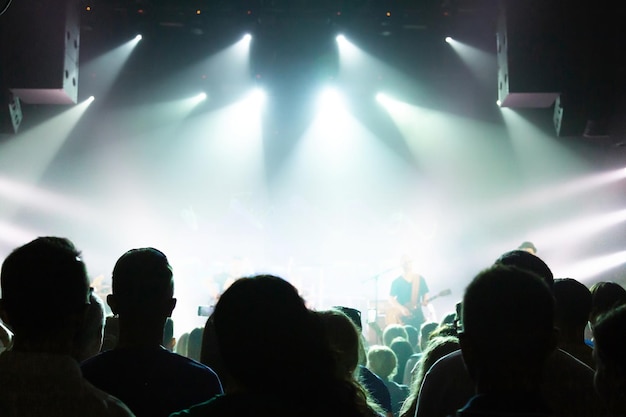 Silhueta de uma multidão de espectadores em frente ao palco