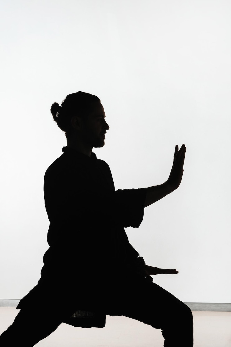 Foto silhueta de uma pessoa praticando exercícios de energia qigong em um fundo claro