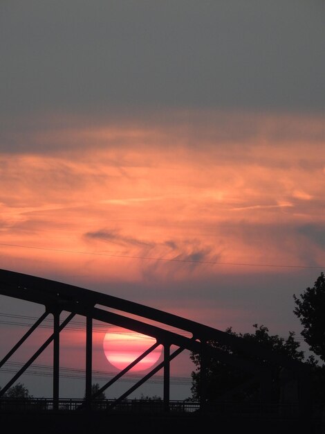 Foto silhueta de uma ponte contra o céu ao pôr-do-sol