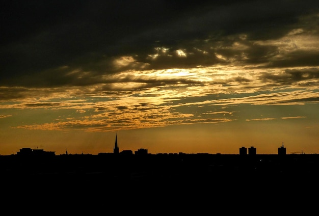 Silhueta do horizonte da cidade ao pôr do sol