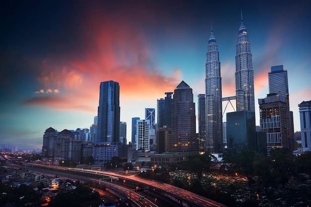 Silhueta do horizonte de Kuala Lumpur durante o nascer do sol na Malásia