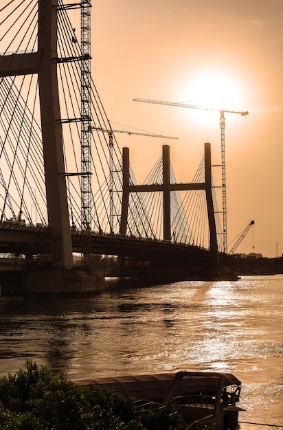 Silhueta do pôr-do-sol da mais larga ponte suspensa do mundo Al Faraj durante a construção