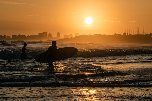 silhueta do surfista