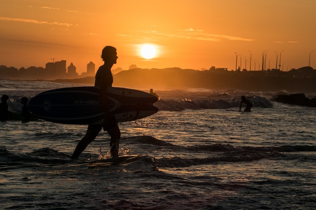 silhueta do surfista