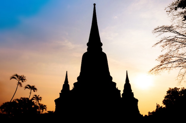 Silhueta do templo de Wat Yai Chai Mong Khol do pôr do sol da província de Ayuthaya (parque histórico de Ayutthaya) na Tailândia