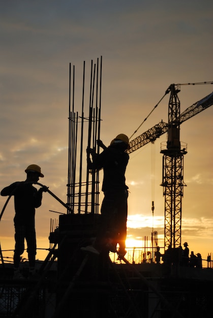 Foto silhueta do trabalhador da construção civil no canteiro de obras